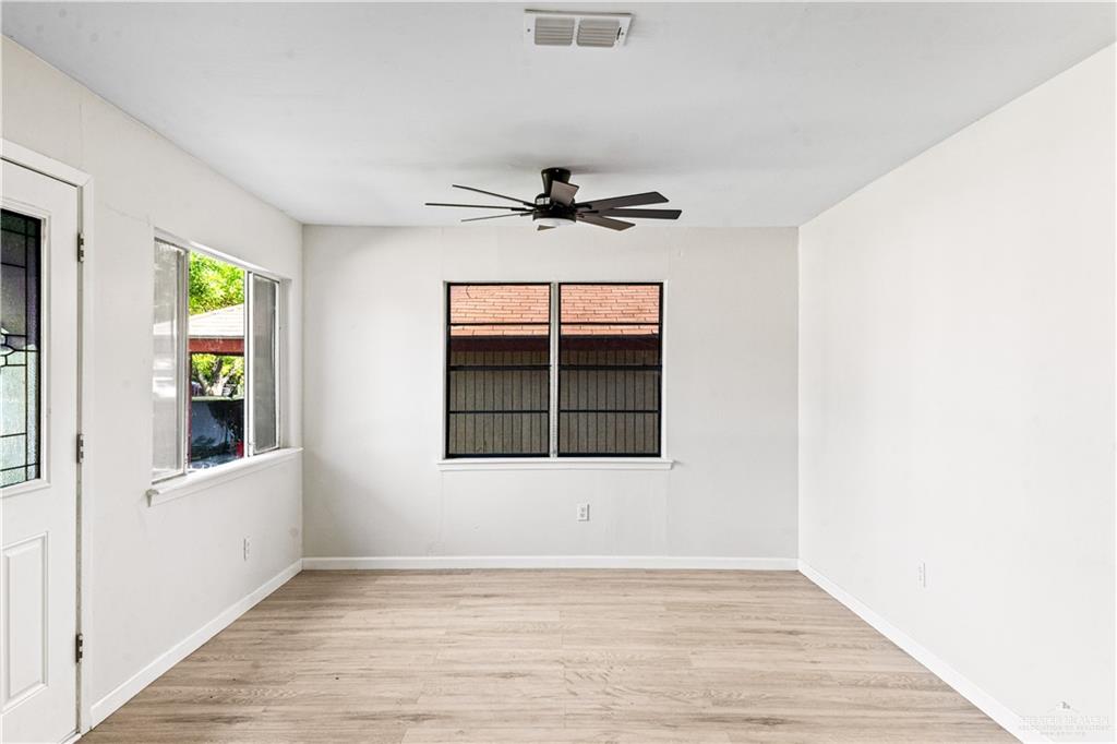 712 South 24th Street McAllen, TX 78501 - Photo 5 of 17 Living room
