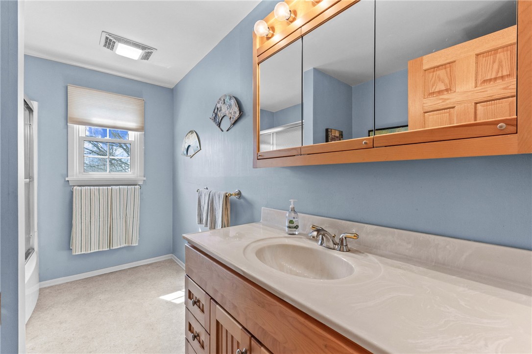 2480 Cooley Road Canandaigua, NY 14424 - Photo 31 of 50 Upstairs Full Bath