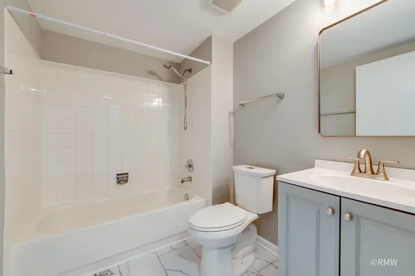 $2,700 | 460 Mayflower Lane, Unit 1, Bartlett, IL 60103