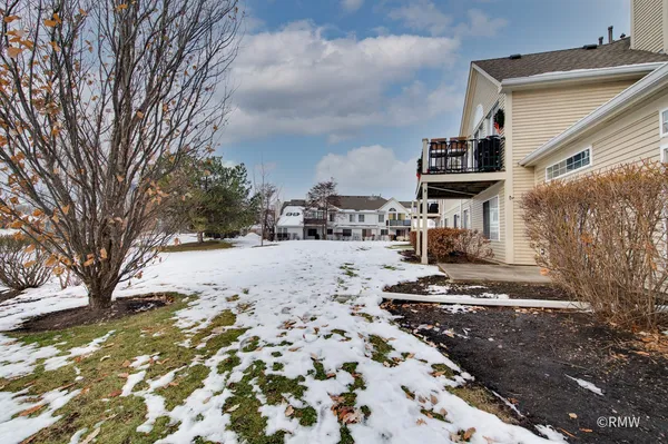$2,700 | 460 Mayflower Lane, Unit 1, Bartlett, IL 60103