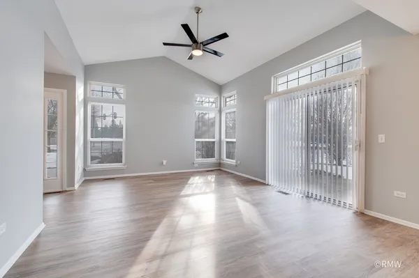 $2,700 | 460 Mayflower Lane, Unit 1, Bartlett, IL 60103