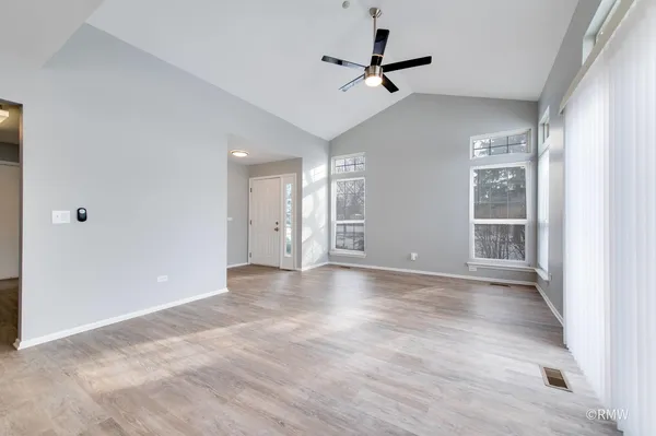 $2,700 | 460 Mayflower Lane, Unit 1, Bartlett, IL 60103