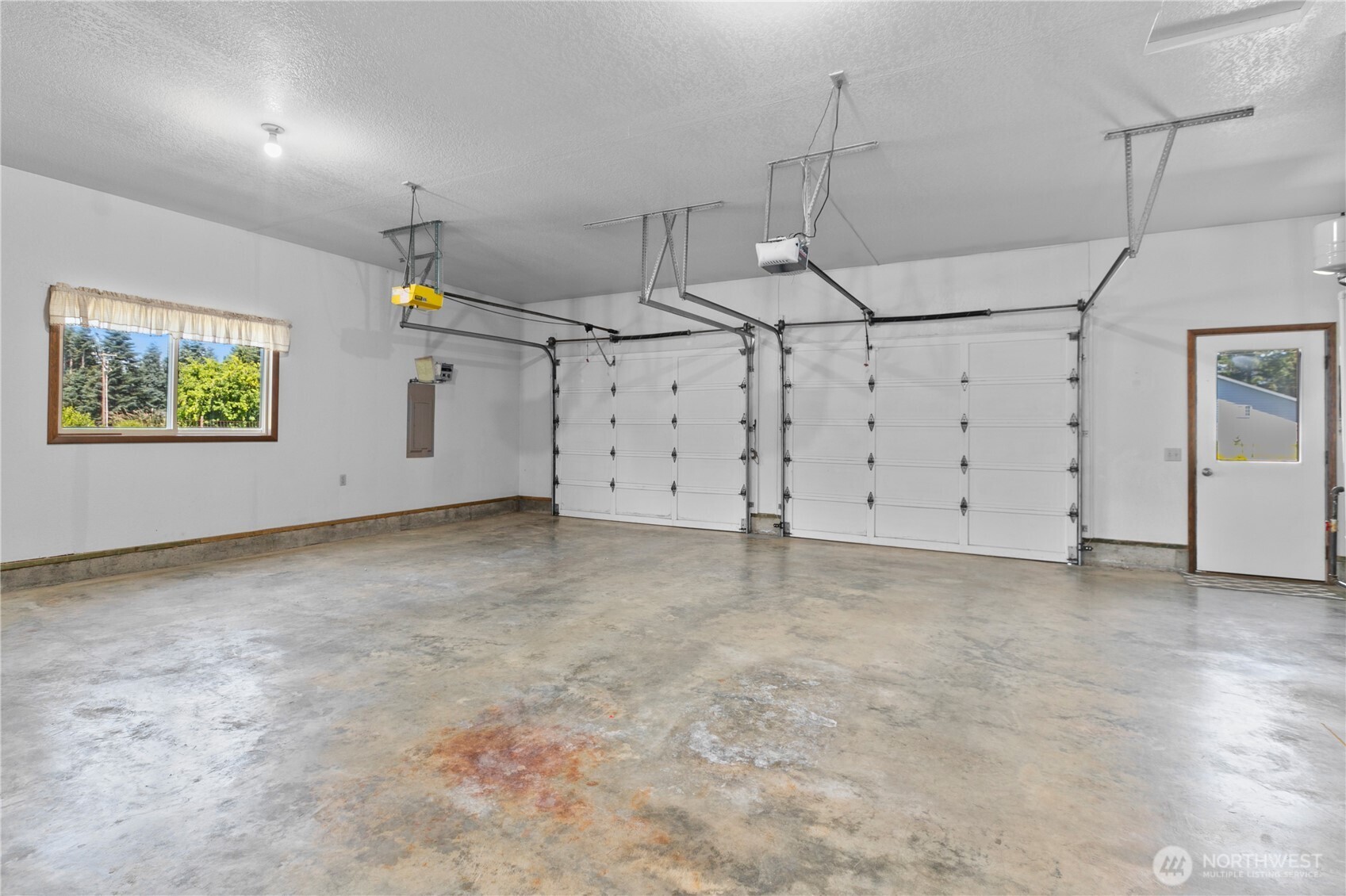 6929 Mission Road Everson, WA 98247 - Photo 19 of 36 a view of a garage
