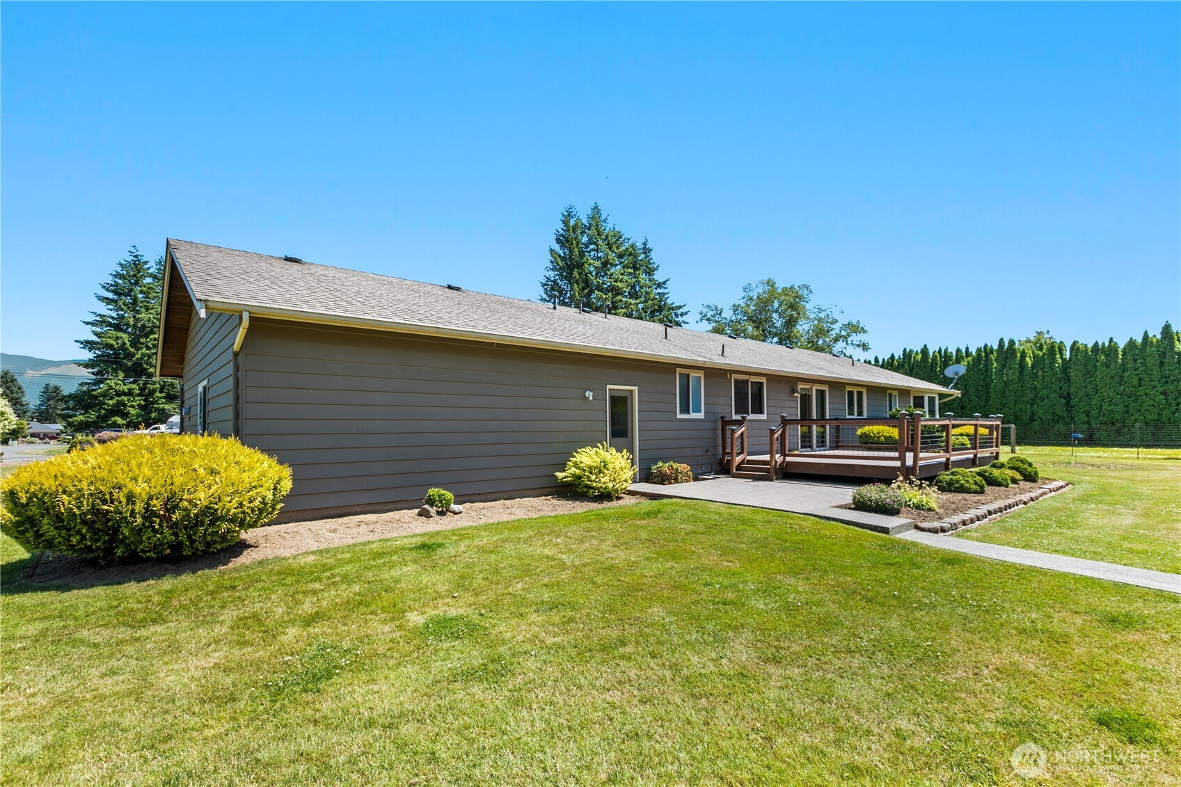6929 Mission Road Everson, WA 98247 - Photo 22 of 36 a backyard of a house with table and chairs