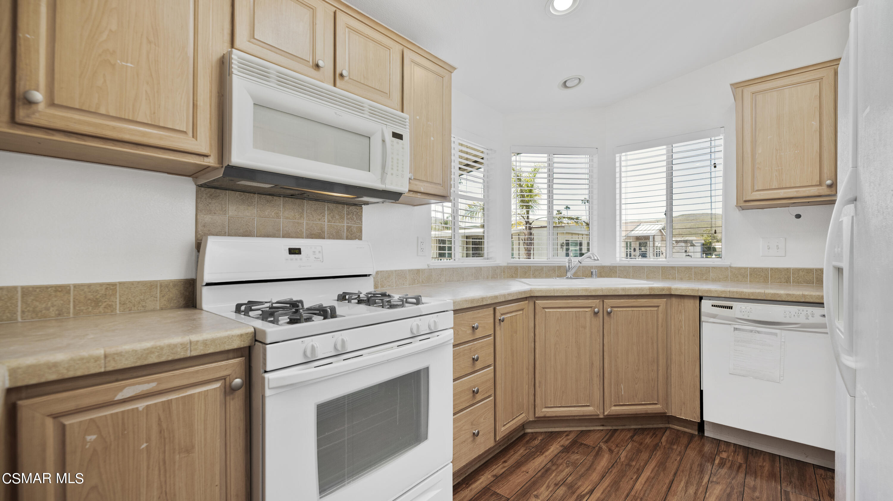 195 Tierra Rejada Road, Unit 30 Simi Valley, CA 93065 - Photo 10 of 36 195 Tierra Rejada Rd Unit 30 - HsHProd-