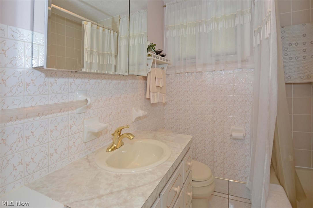 8116 Ackley Road Parma, OH 44129 - Photo 9 of 29