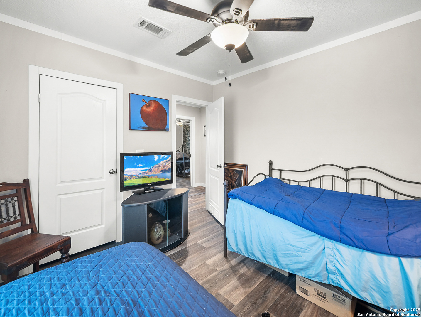 3809 Callihan Road Luling, TX 78648 - Photo 21 of 38 a living room with furniture and a flat screen tv