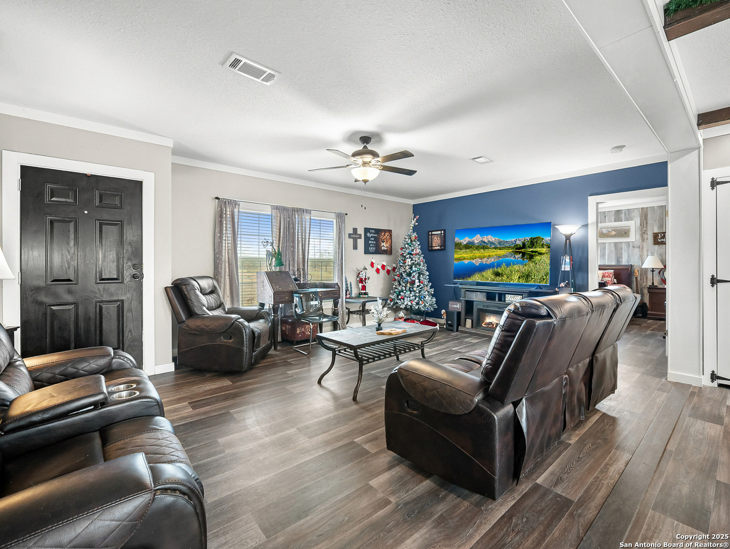 3809 Callihan Road Luling, TX 78648 - Photo 9 of 38 a living room with furniture and a flat screen tv