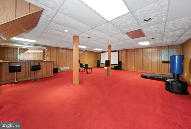 a view of yard with green space