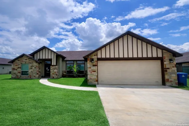 $370,000 | 1729 Vista View Drive, Pleasanton, TX 78064