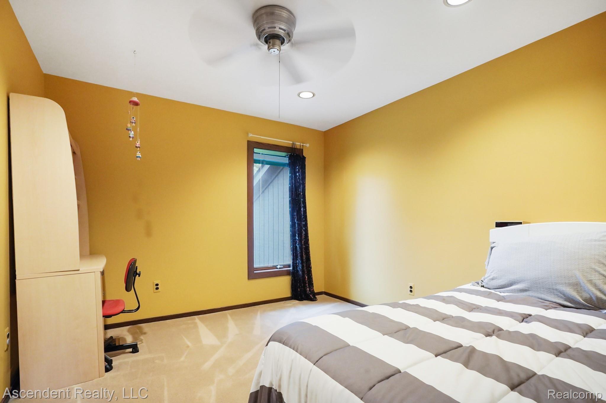 3075 Walnut Lake Road West Bloomfield, MI 48322 - Photo 23 of 39 Second floor bedroom 1