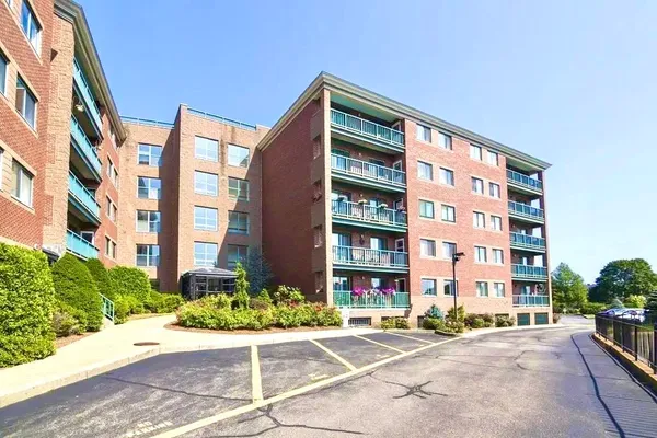 $2,400 | 50 South Common Street, Unit 403, Lynn, MA 01902
