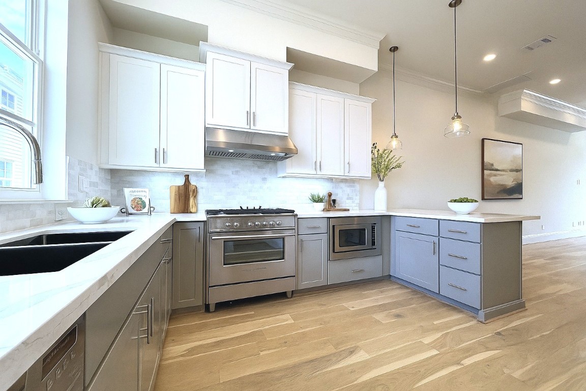 741 Bringhurst Street Houston, TX 77020 - Photo 3 of 17 Luxury Fisher & Paykel appliances! Partial virtual staging added.