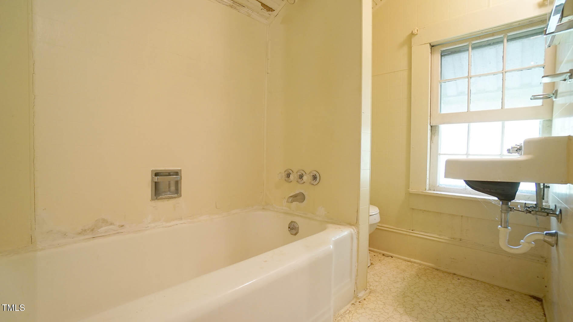 131 King Road Warrenton, NC 27589 - Photo 54 of 67 a bathroom with a bathtub