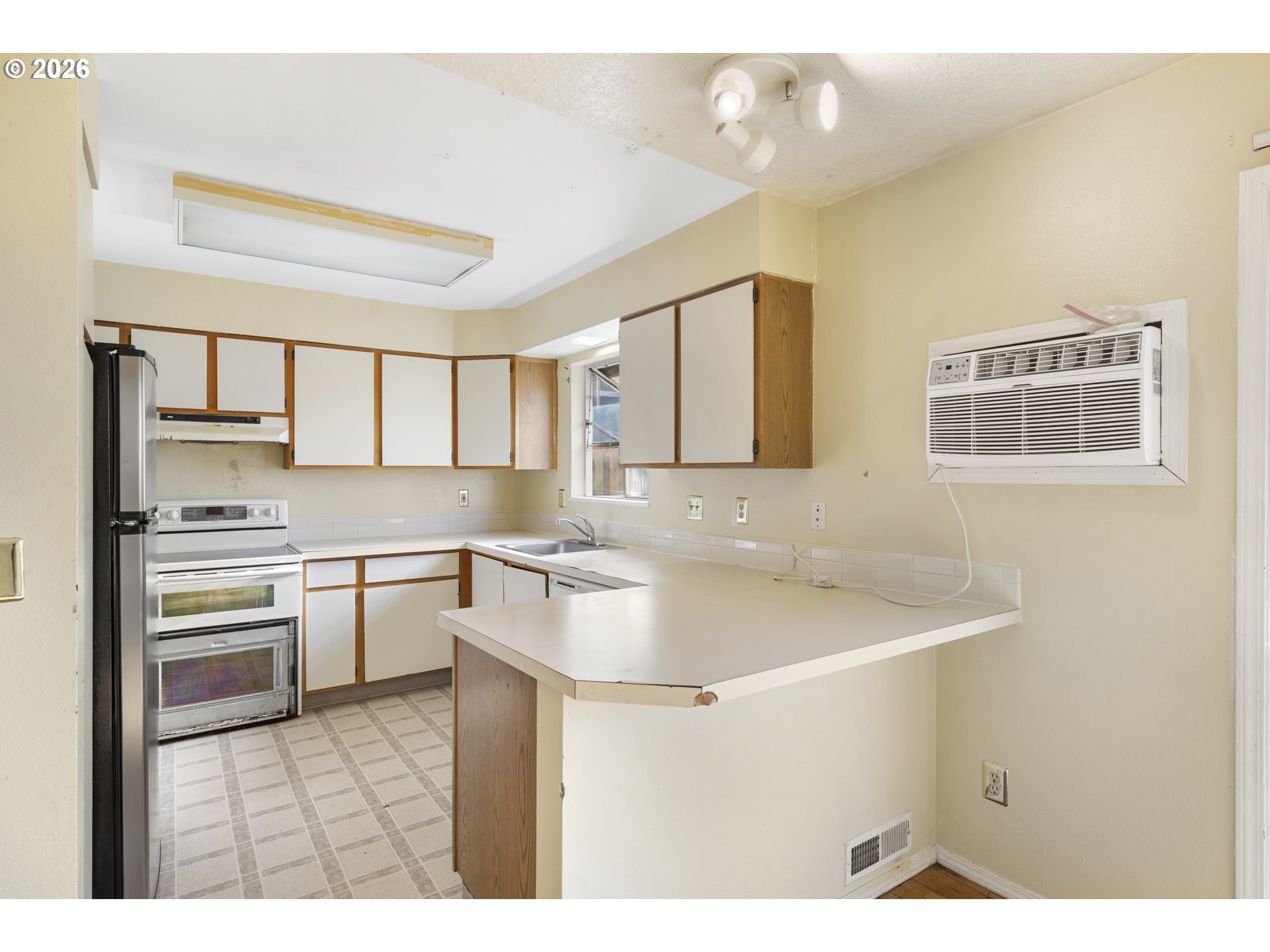 6906 Southwest Taylors Ferry Road Portland, OR 97223 - Photo 9 of 32