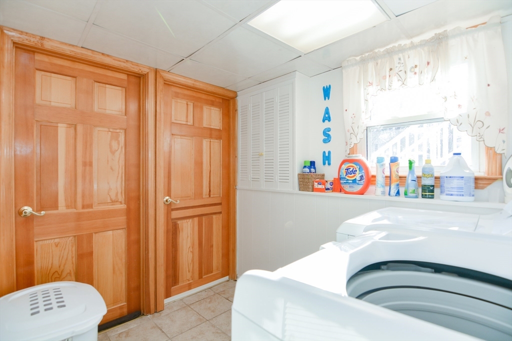 51 Heritage Road Billerica, MA 01821 - Photo 21 of 32 a bathroom with a bathtub and a window