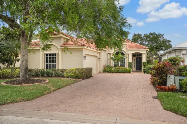 $729,900 | 4626 Northwest Wandering Oak Court, Jensen Beach, FL 34957
