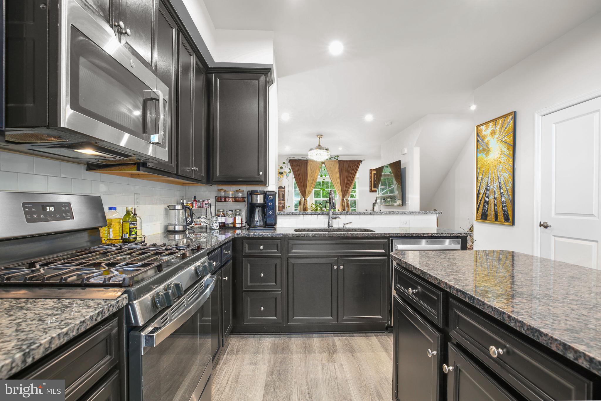 18353 Reaper Hl Court Triangle, VA 22172 - Photo 9 of 29 Gas range/oven and built-in microwave