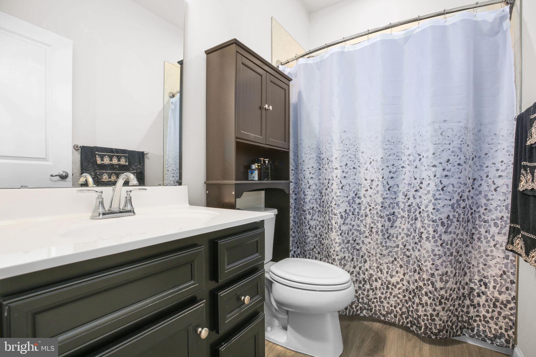 18353 Reaper Hl Court Triangle, VA 22172 - Photo 20 of 29 Full bath with shower and sink.