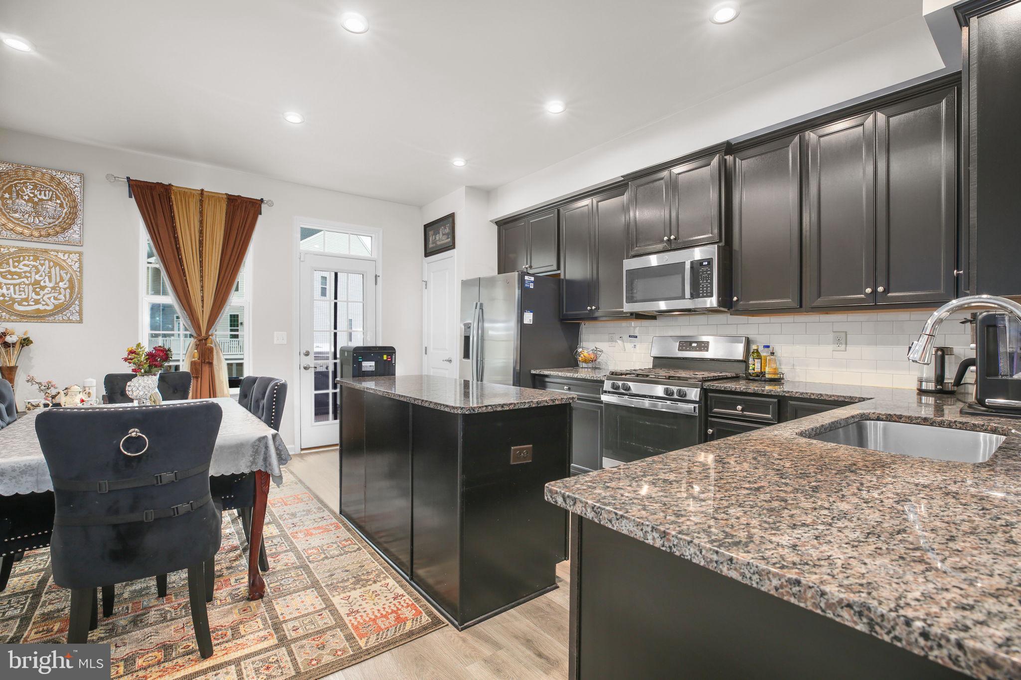 18353 Reaper Hl Court Triangle, VA 22172 - Photo 6 of 29 Kitchen opens to the dining area