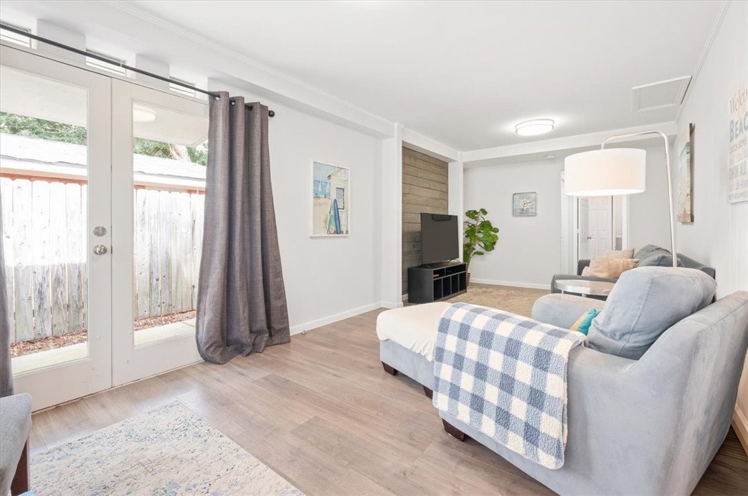 238 Broadway Street St. Simons Island, GA 31522 - Photo 13 of 56 The cozy living area is bathed in natural light.