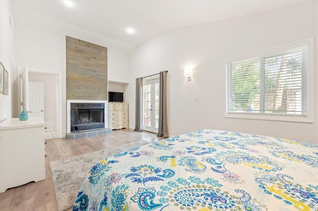 238 Broadway Street St. Simons Island, GA 31522 - Photo 18 of 56 With its own fireplace!