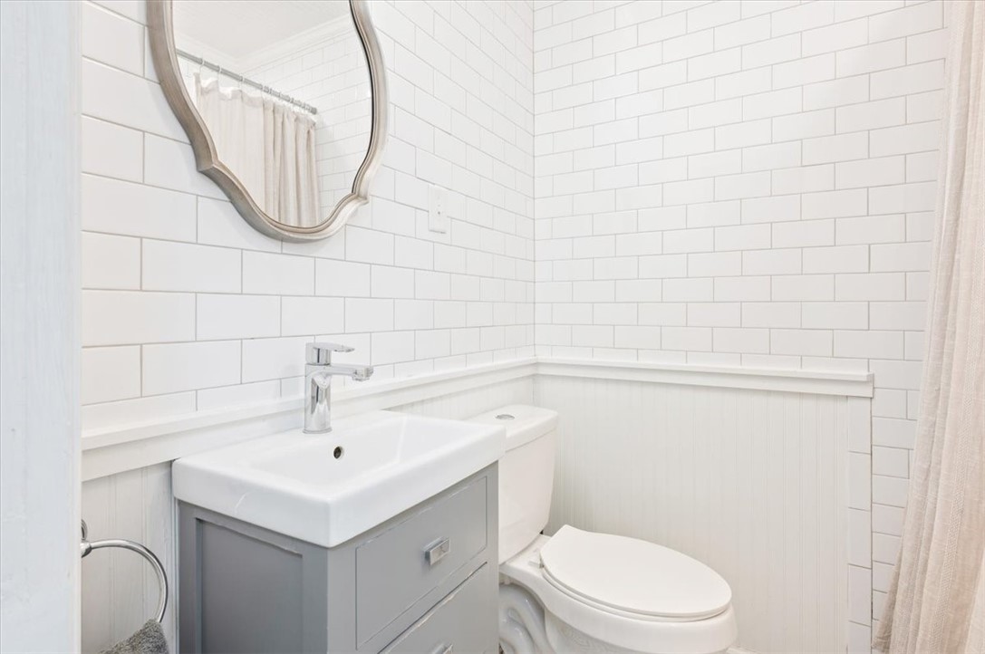 238 Broadway Street St. Simons Island, GA 31522 - Photo 29 of 56 Completely renovated full guest bathroom with subway tile.
