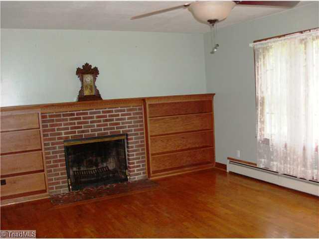 111 Shore Street Elkin, NC 28621 - Photo 6 of 8 Living Room.