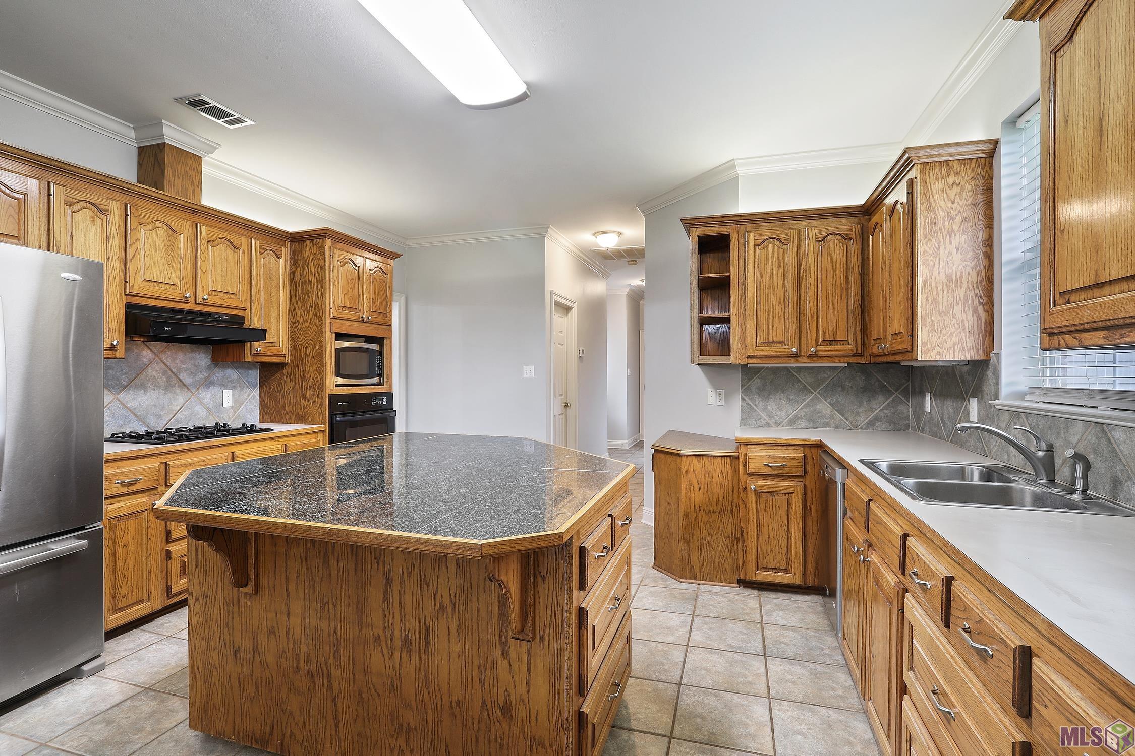 16427 Wesley Evans Road Prairieville, LA 70769 - Photo 10 of 25 Large Island