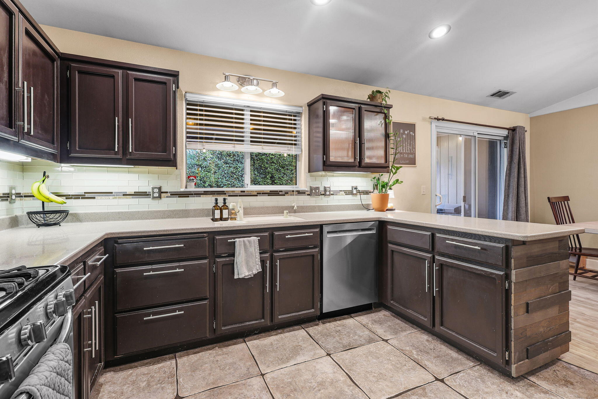 1949 Catherine Way Redding, CA 96002 - Photo 10 of 32 12-web-or-mls-8Q0A8578