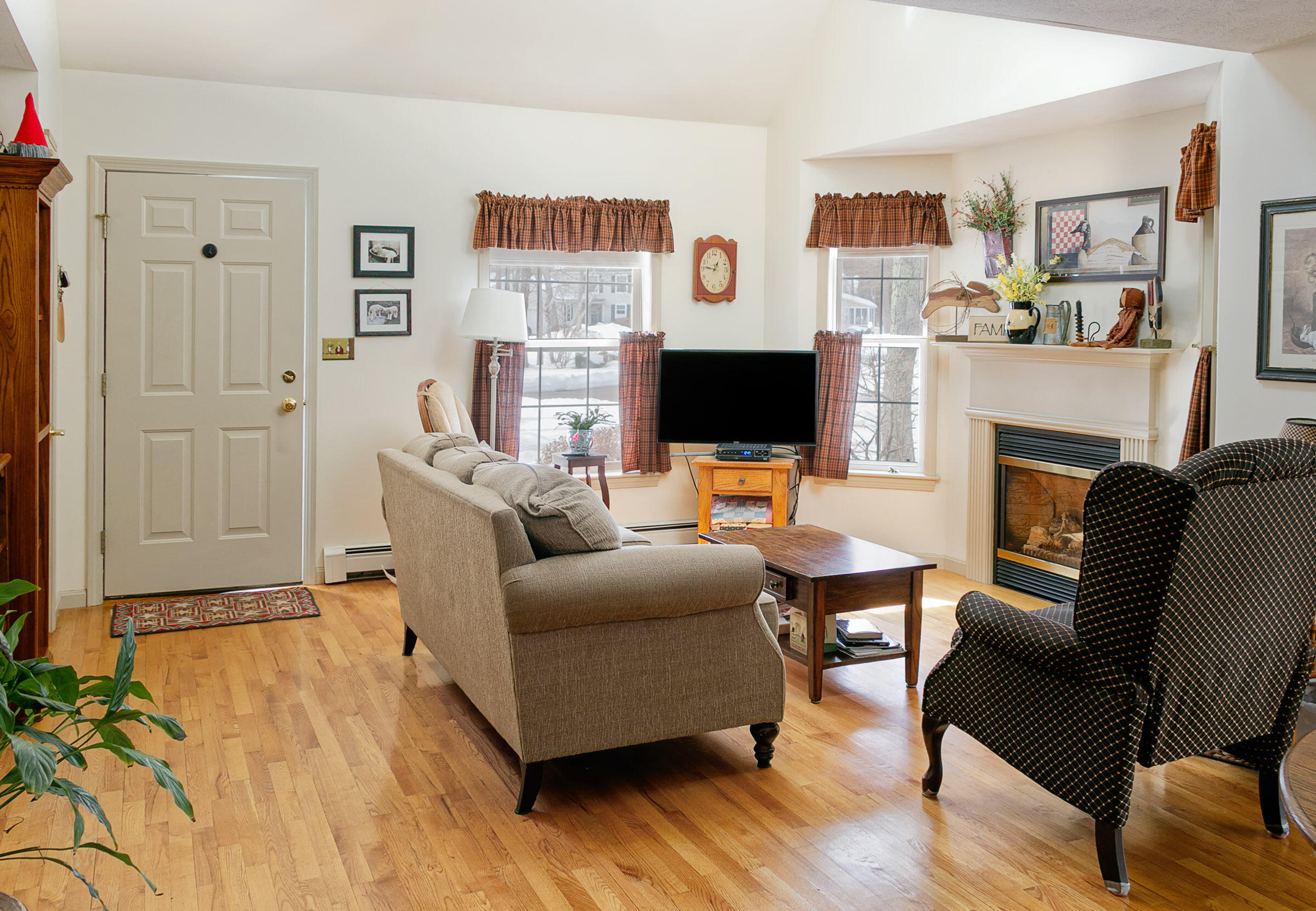7 Windsor Commons Drive, Unit 7 Kennebunk, ME 04043 - Photo 3 of 32 Living Room
