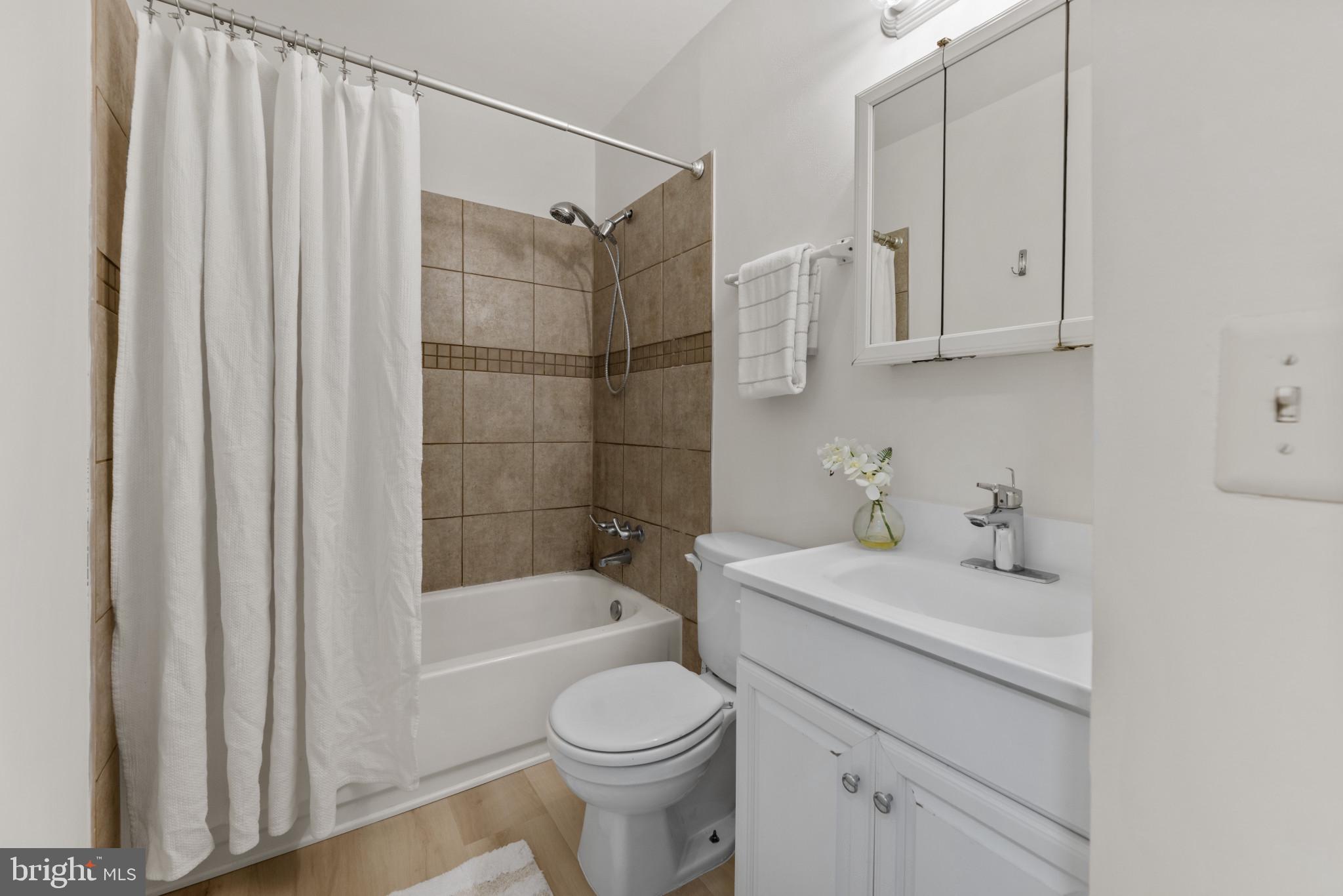 11944 Barrel Cooper Court Reston, VA 20191 - Photo 16 of 23 Upstairs full bath 2