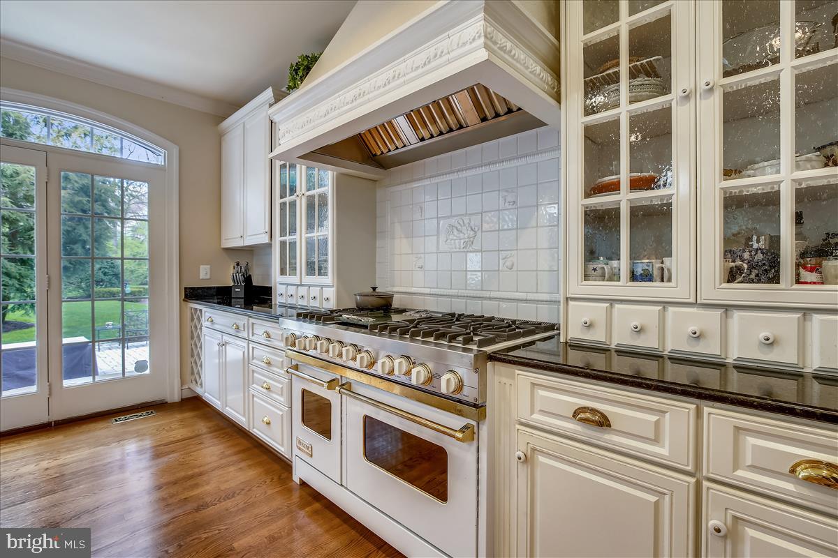 9002 Ridge Lane Vienna, VA 22182 - Photo 20 of 76 Viking Duel Fuel Gas Cooktop