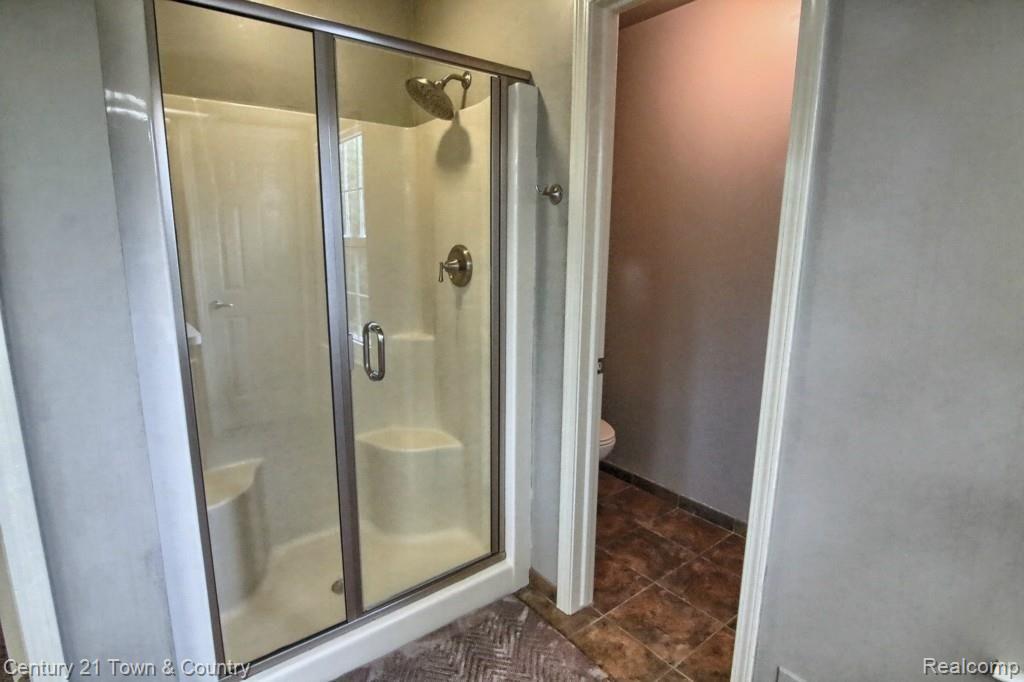 172 Grosvenor Drive Rochester, MI 48307 - Photo 22 of 38 Master_Bathroom_2nd_View.jpg