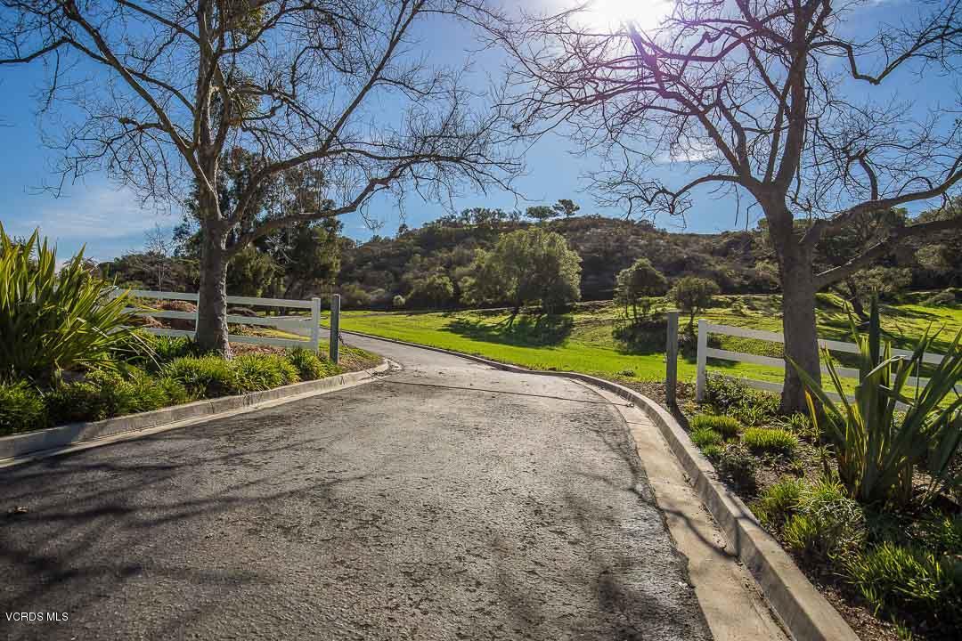 2551 White Stallion Road Thousand Oaks, CA 91361 - Photo 3 of 41 a view of a backyard with swimming pool