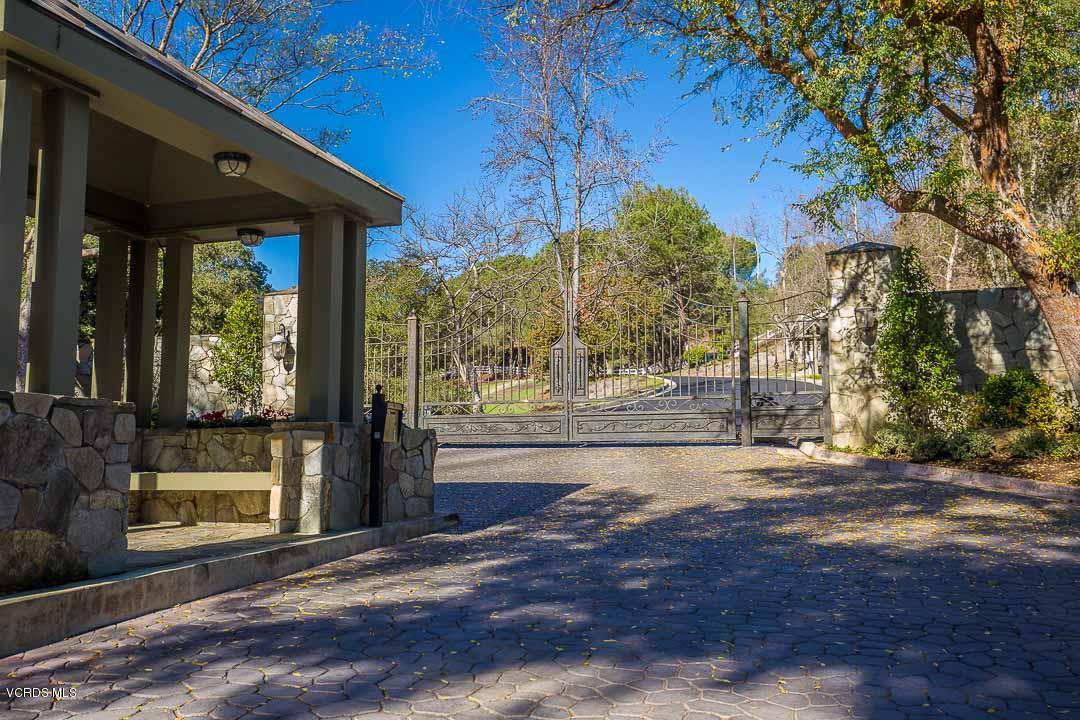 2551 White Stallion Road Thousand Oaks, CA 91361 - Photo 8 of 41 a view of backyard with large trees and a tree