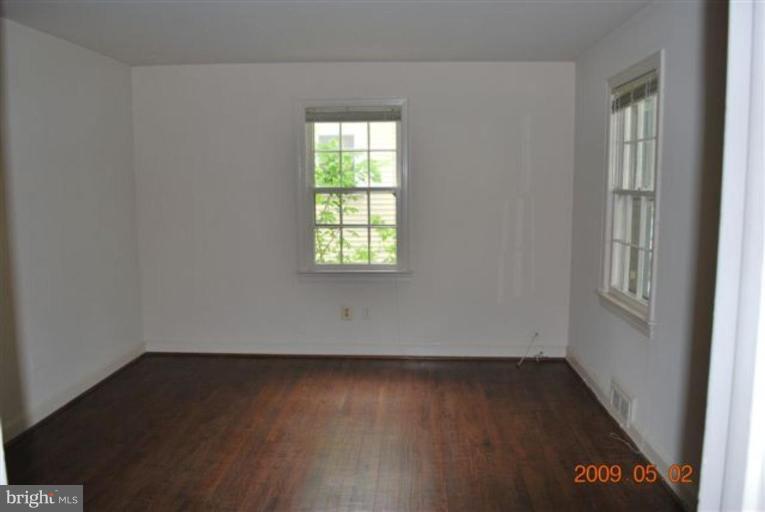 805 New York Avenue Silver Spring, MD 20910 - Photo 4 of 8 Living Room