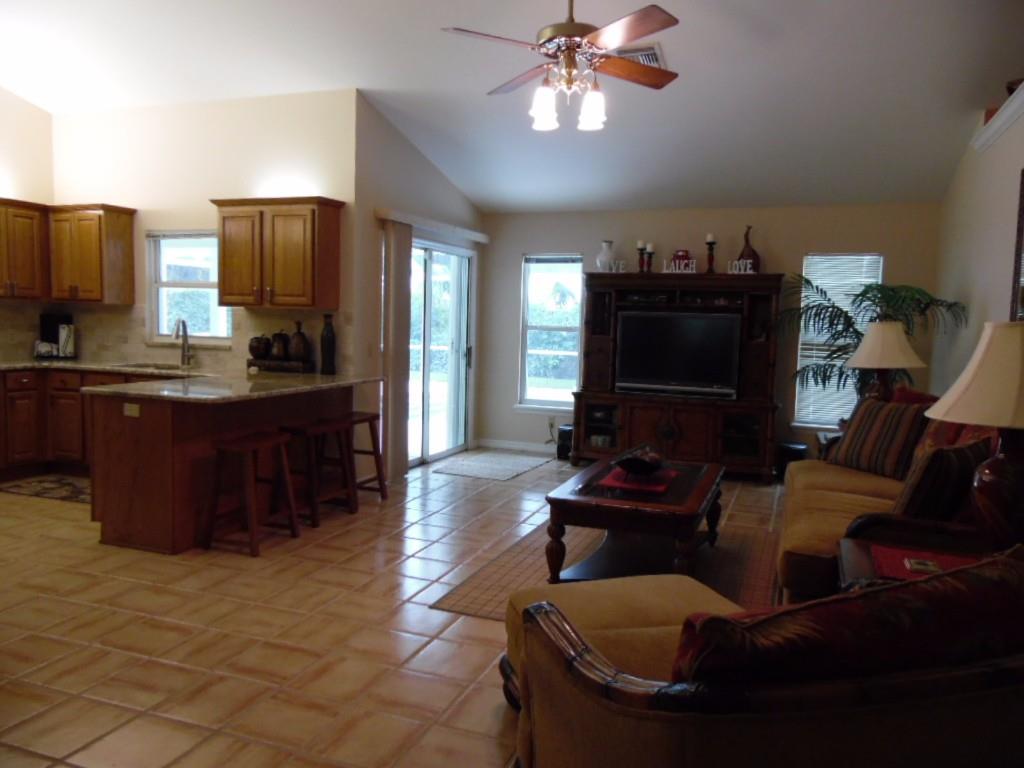 566 Date Palm Road Vero Beach, FL 32963 - Photo 2 of 18 Gallery Image 2