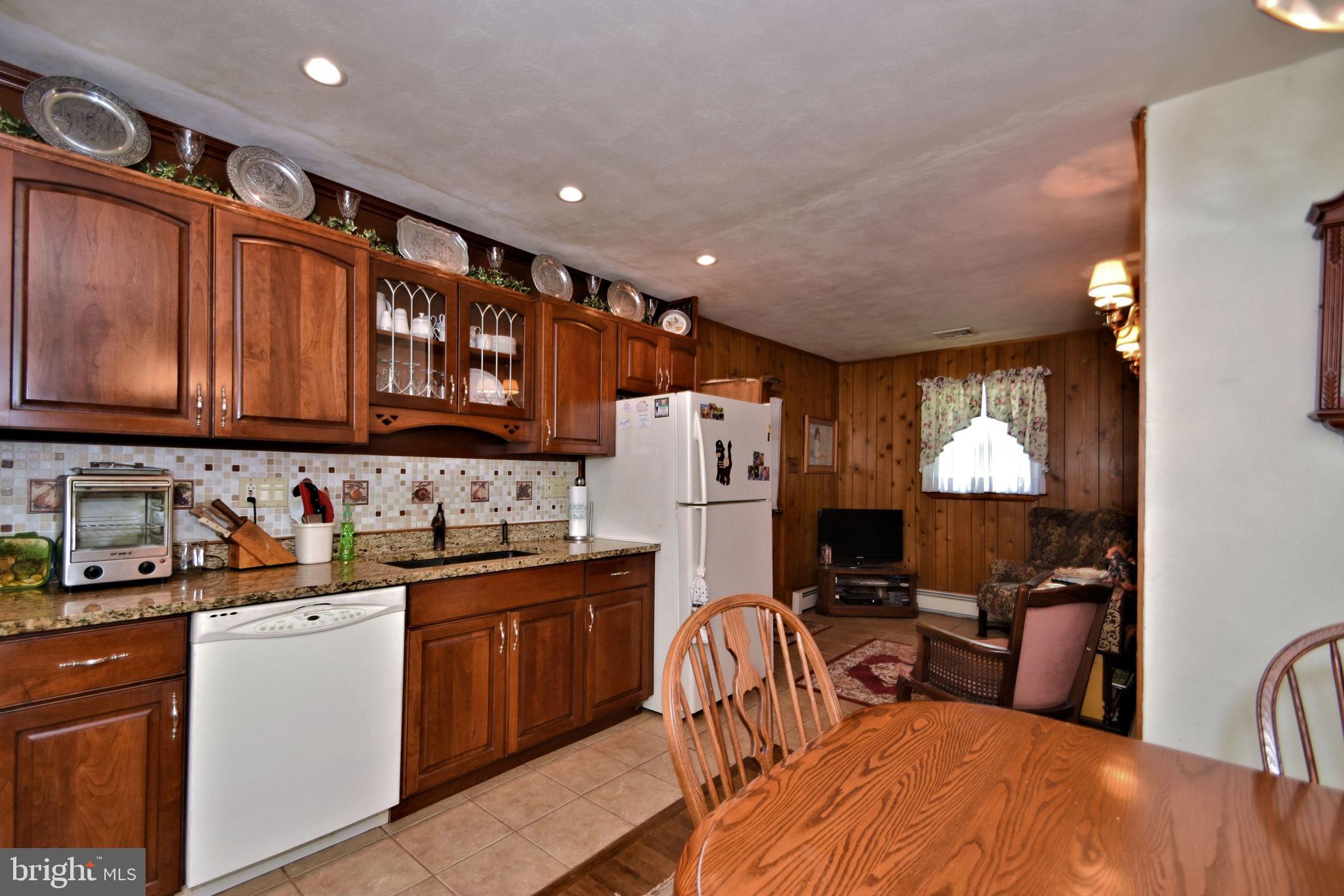 Kitchen with sitting area on side