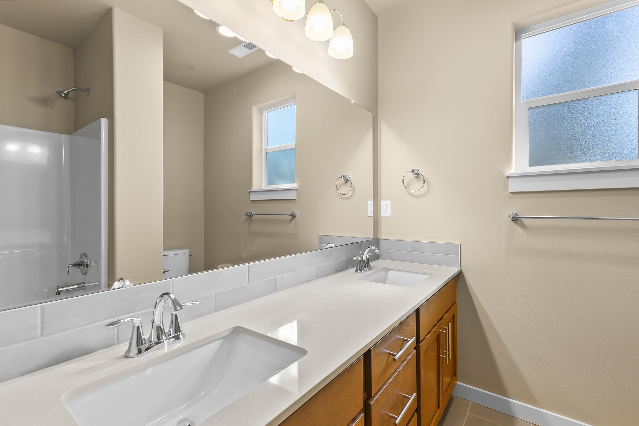17144 Downey Road Bend, OR 97707 - Photo 17 of 41 Bath between the two bedrooms