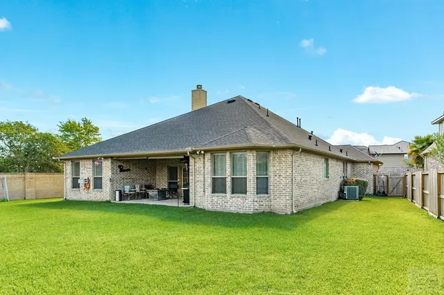 a view of an house with backyard porch and garden
