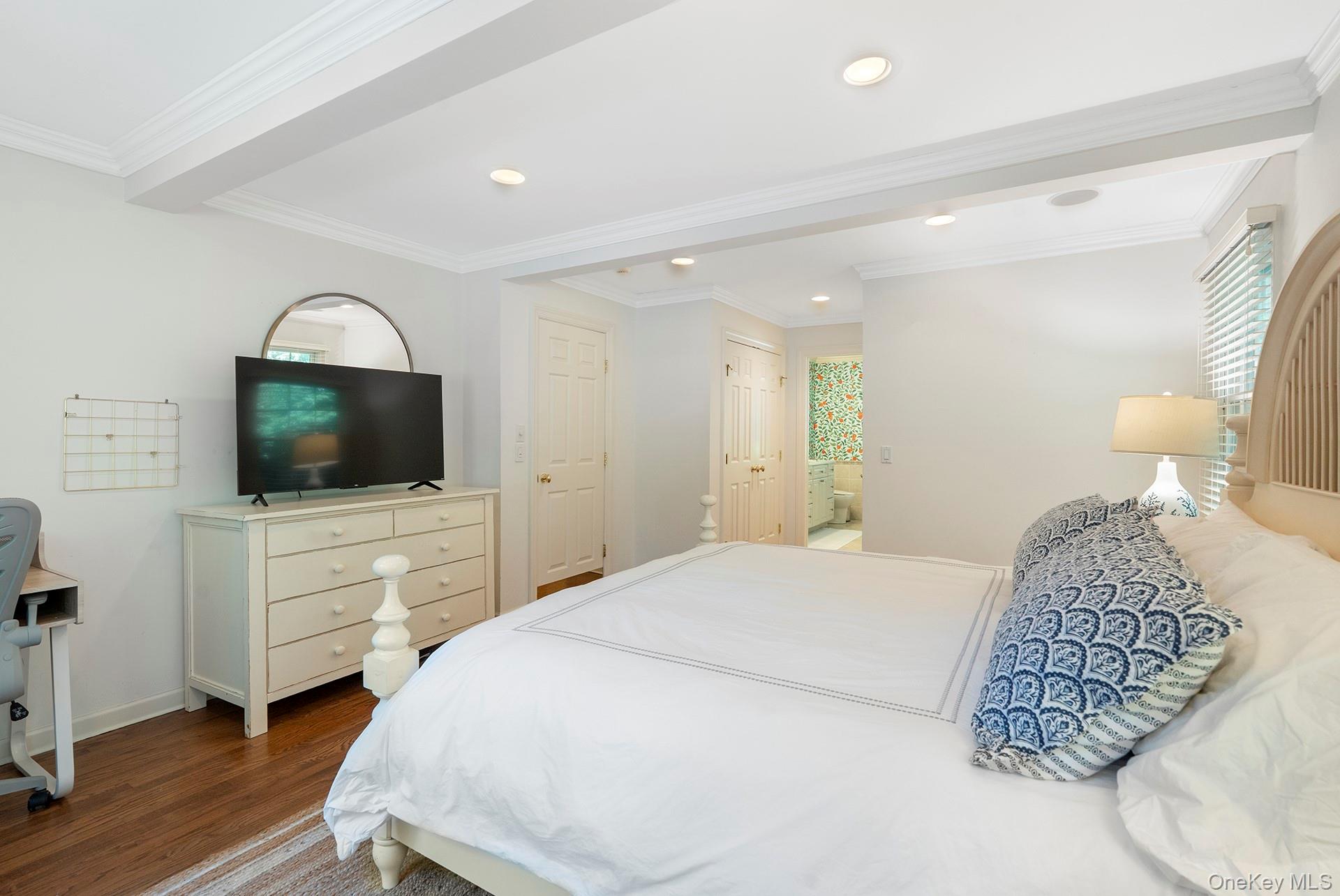 44 Midhampton Avenue Quogue, NY 11942 - Photo 14 of 24 1st Floor Primary En Suite