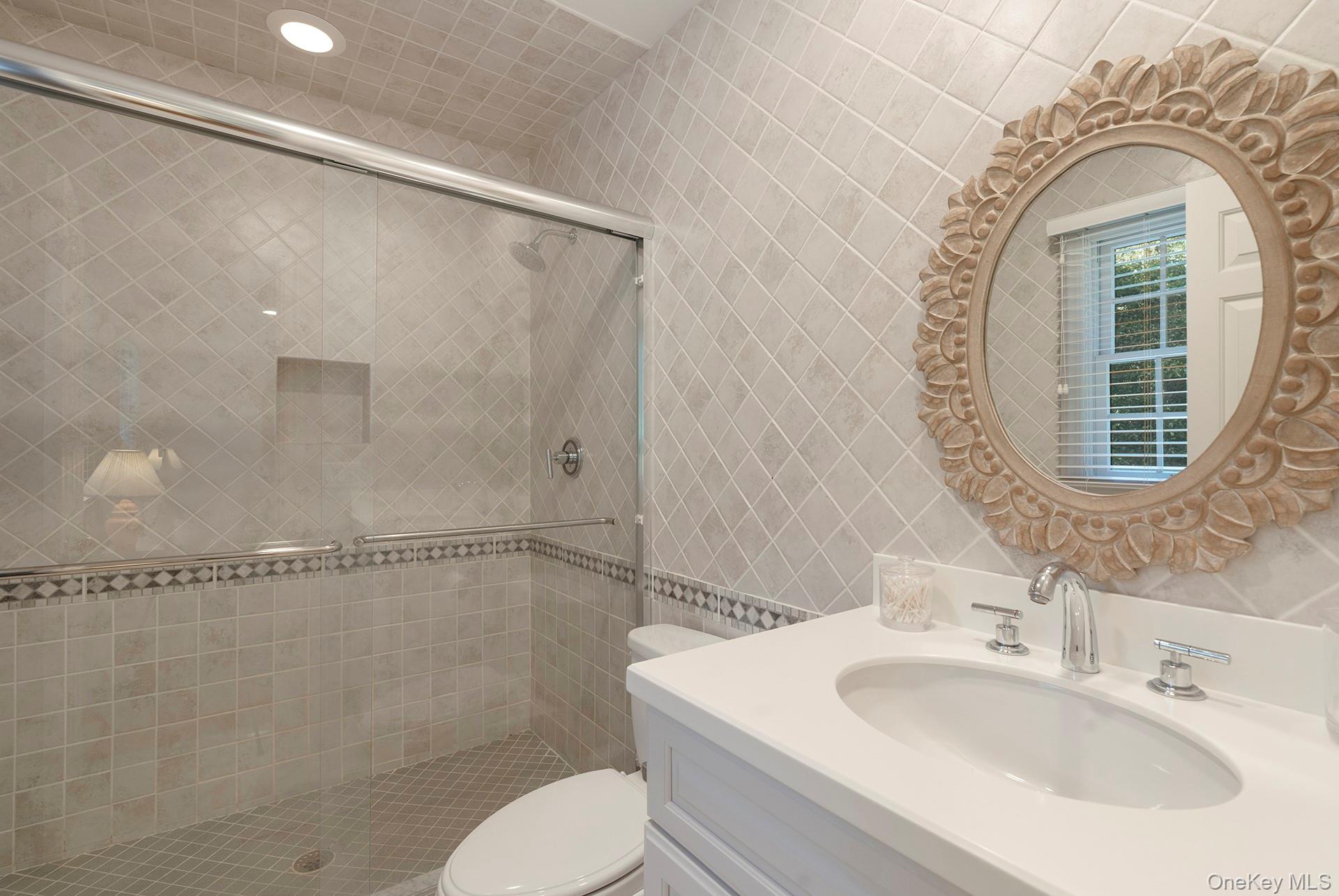 44 Midhampton Avenue Quogue, NY 11942 - Photo 18 of 24 2nd Fl Primary Bathroom