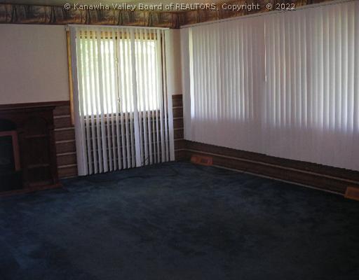 70 Mercer Road London, WV 25126 - Photo 4 of 8 Living Room.