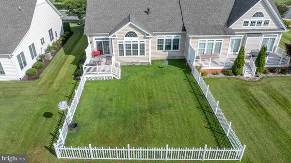 a view of a front of house with a yard