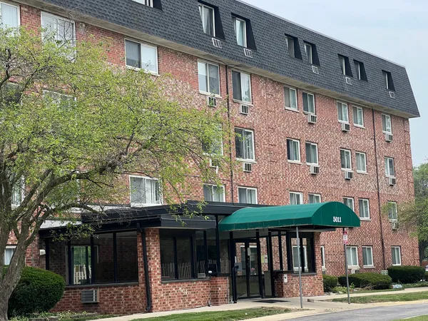 $124,000 | 5011 South Valley Lane, Unit 208, Streamwood, IL 60107