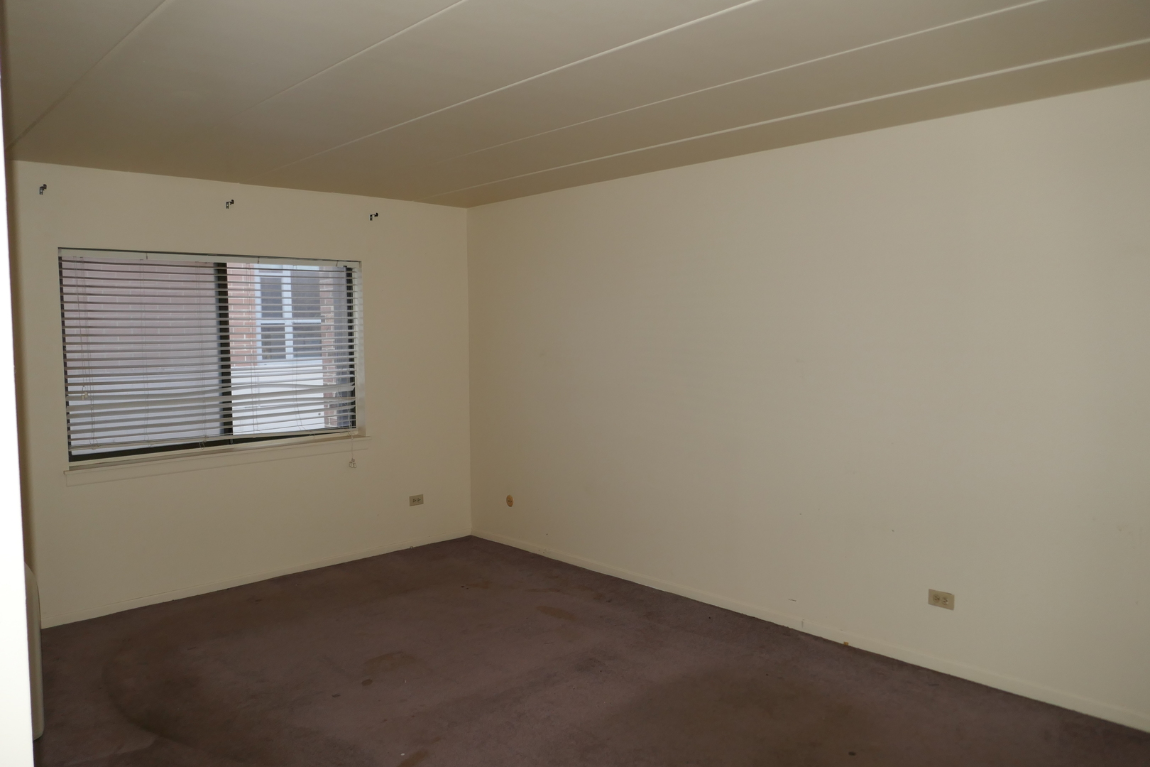 603 South River Road, Unit 2M Des Plaines, IL 60016 - Photo 13 of 20 an empty room with a window