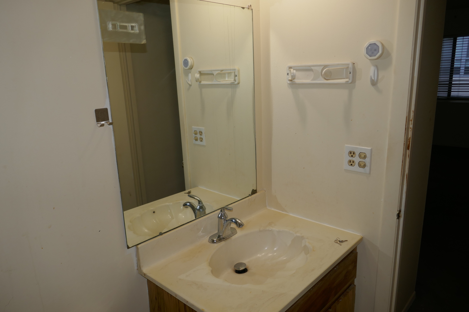603 South River Road, Unit 2M Des Plaines, IL 60016 - Photo 14 of 20 a bathroom with a sink and a mirror