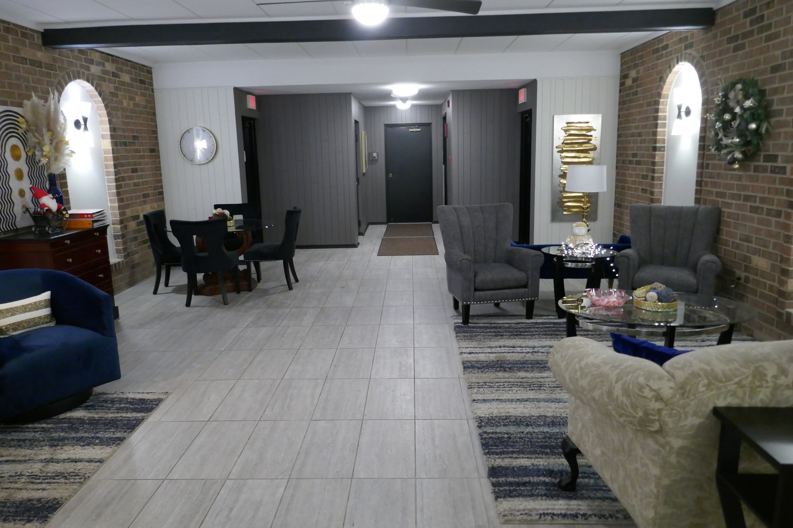 603 South River Road, Unit 2M Des Plaines, IL 60016 - Photo 3 of 20 a living room with furniture and a mirror