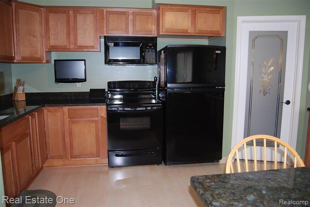 203 Thalia Avenue Rochester, MI 48307 - Photo 8 of 23 Kitchen view #2